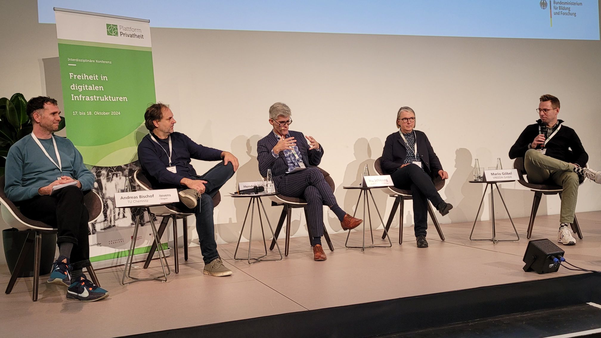 Panel zur Eröffnung der Tagung. Von links nach rechts, Andreas, Gunnar, Moderator Henrik, Ines, Mario.