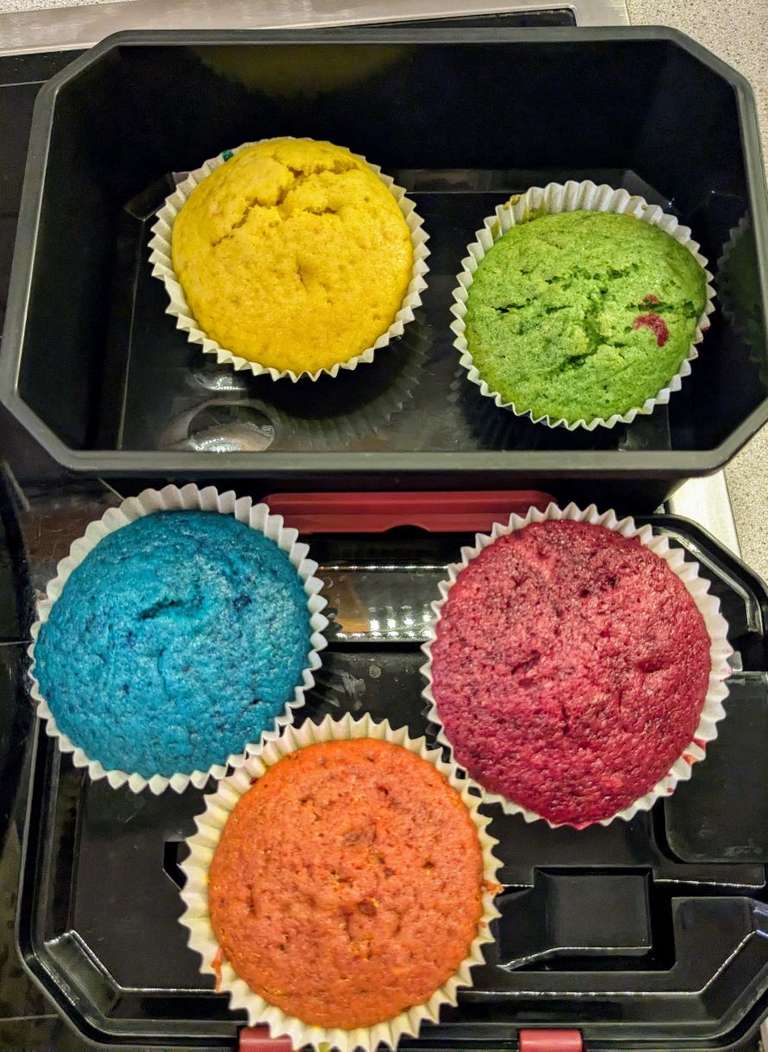 fünf bunte Muffins in den Farben der Sensoren aus dem Sensorkit