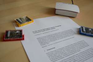Die erste Seite des Beitrags "See the Unseen: Datenspuren smarter Technik für Verbraucher:innen sichtbar machen", darum herum Sensoren und Raspberry Pi des Sensorkits