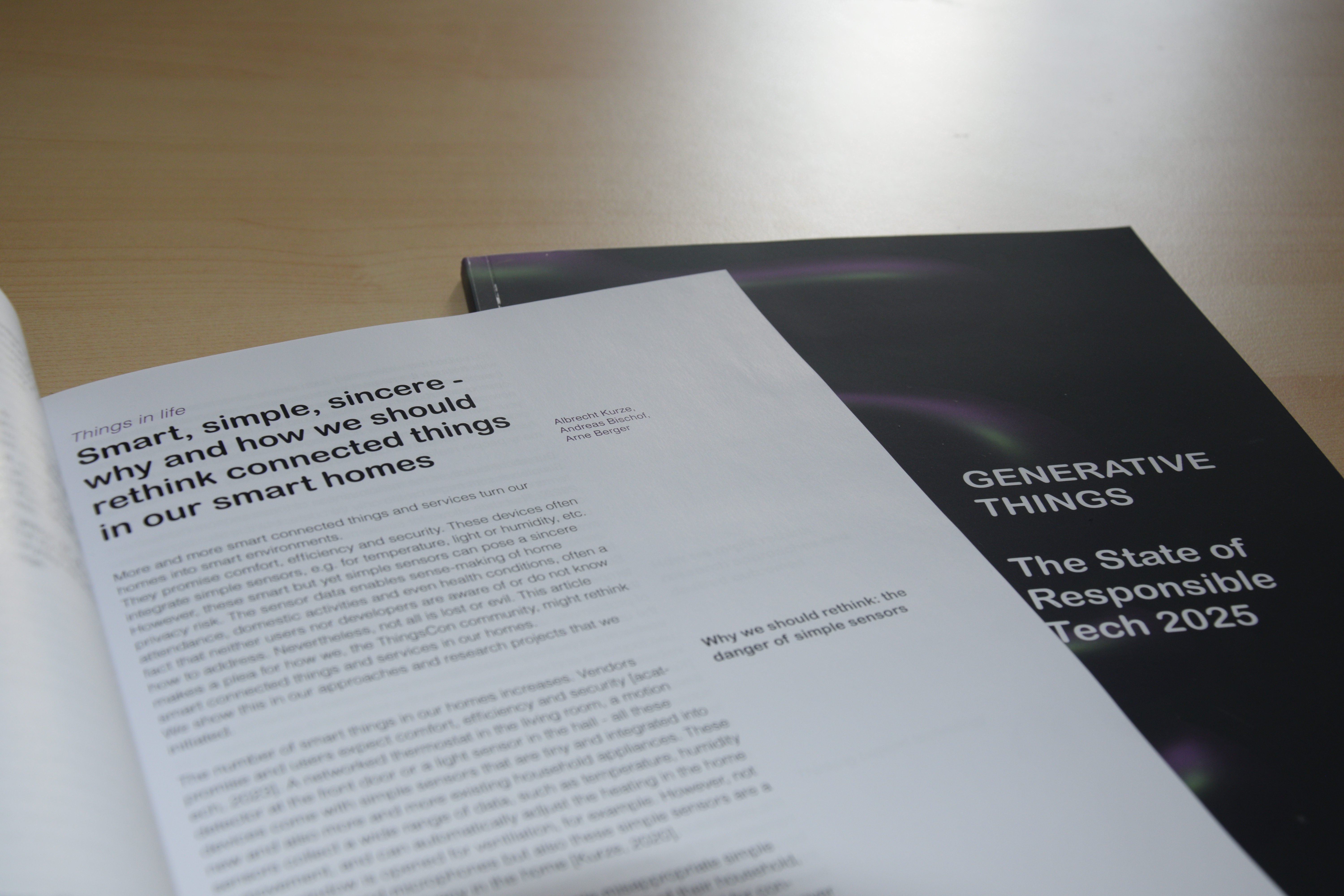 Erste Seite des Beitrags "Smart, simple, sincere - why and how we should rethink connected things in our smart homes" im ThingsCon Report "Generative Things", darunter das Titelblatt desselben