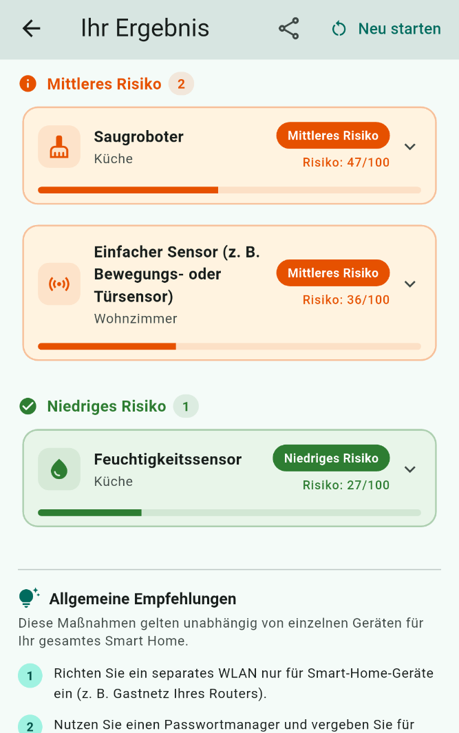 Mittleres Risiko für die Geräte 'Saugroboter' im Raum 'Küche' und 'Einfacher Senonsor' im Raum 'Wohnzimmer; Darunter Niedriges Risiko für das Gerät 'Feuchtigkeitssensor' im Raum 'Küche'