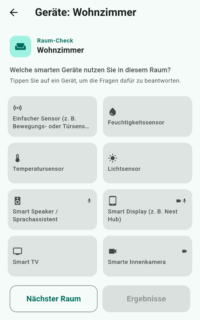 Raum-Check Wohnzimmer. Oben die Frage: Welche smarten Geräte nutzen Sie in diesem Raum? Darunter Geräte zur Auswahl: Einfacher Sensor (z.B. Bewegungssensor), Feuchtigkeitssensor, Temperatursensor, Lichtsensor, Smart Speaker, Smart Display (z.B. Nest Hub)