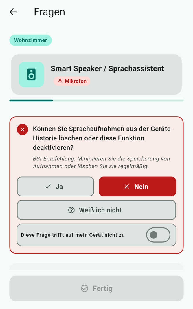 Oben ausgewählt stehen als Raum: Wohnzimmer, als Gerät: Smart Speaker (mit Mikrofon); darunter die Frage: 'Können Sie Sprachaufnahmen aus der Geräte-Historie löschen oder diese Funktion deaktivieren?'; 'Nein' ist ausgewählt, die anderen Antwortmöglichkeiten sind 'Ja', Weiß ich nicht' und 'Diese Frage trifft auf mein Gerät nicht zu'