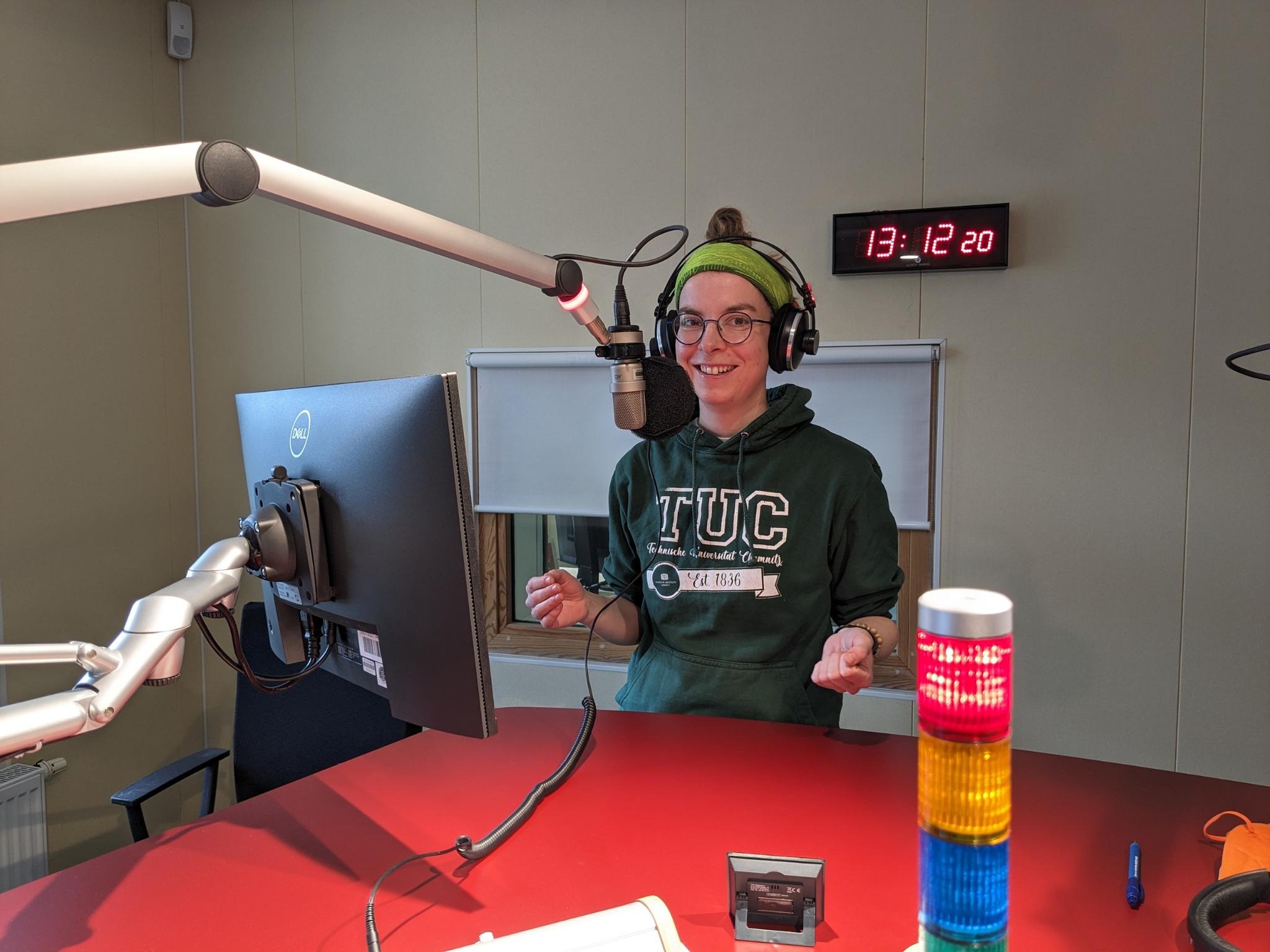 Mitarbeiterin des Teams im Aufnahmestudio