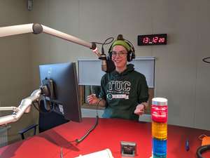 Mitarbeiterin des Teams im Aufnahmestudio