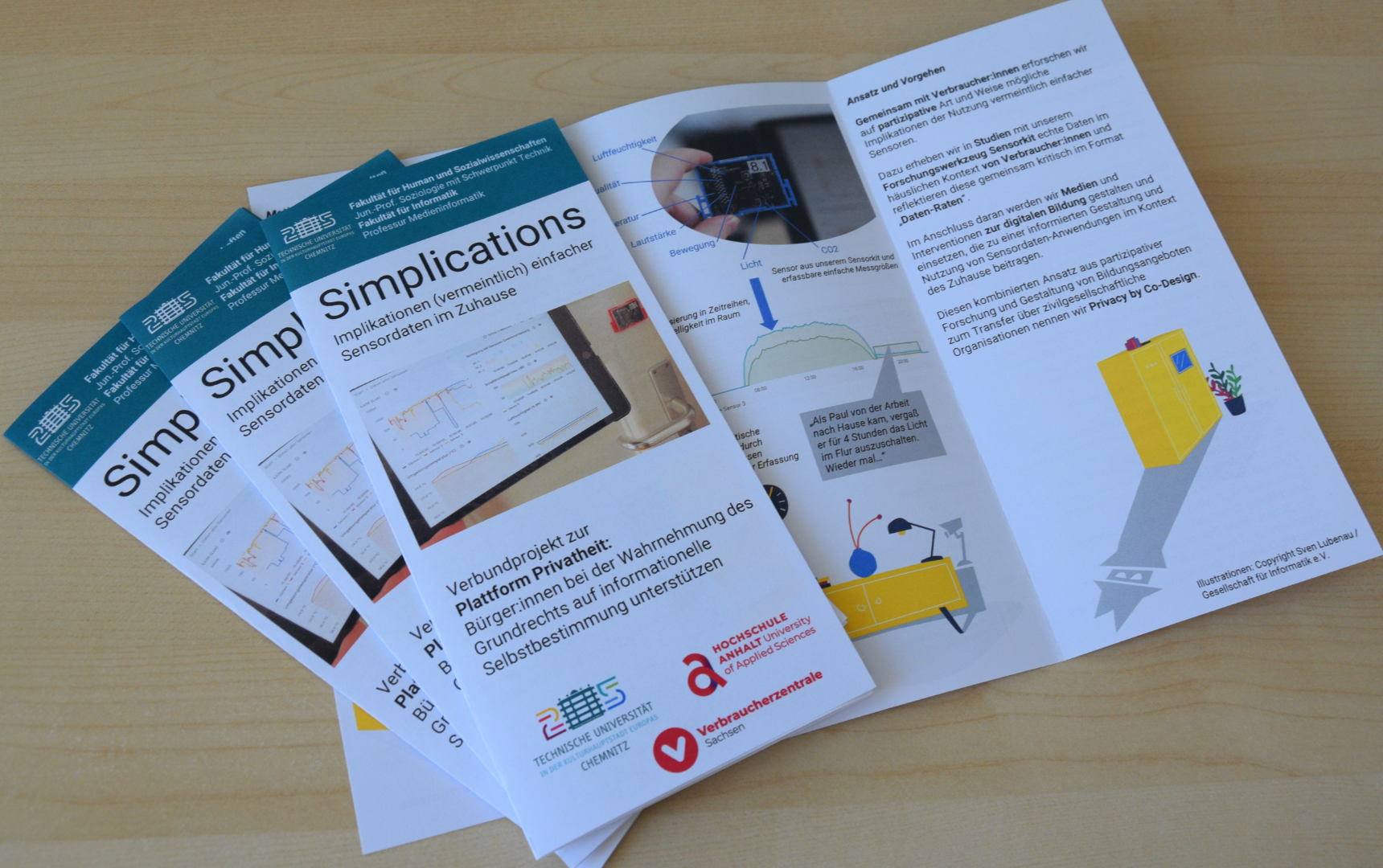 Flyer mit dem Titel "Simplications - Implikationen (vermeintlich) einfacher Sensordaten im Zuhause